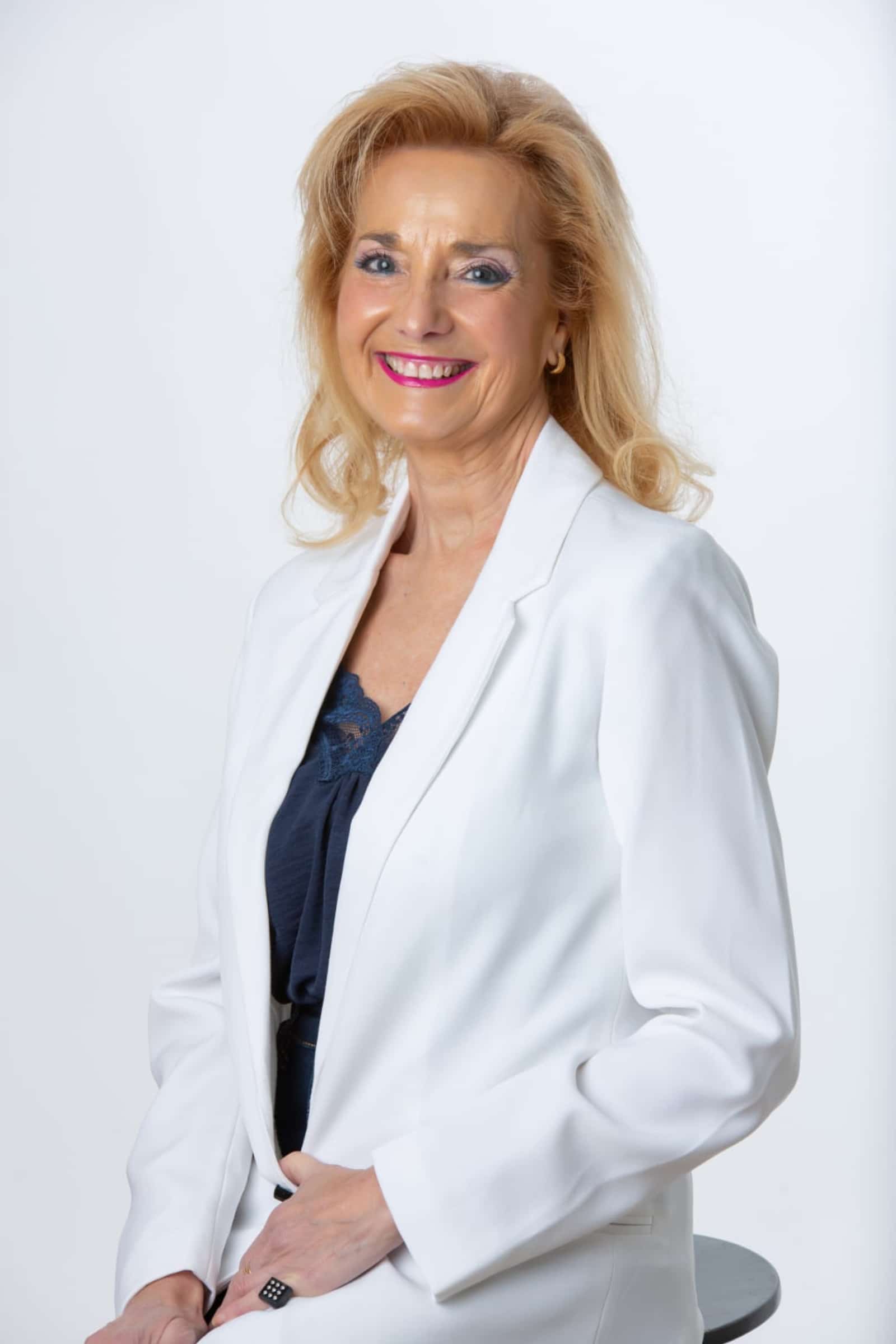 Chary Jiménez, autora de Siempre Brilla el Sol, comparte inspiración, superación y esperanza en su página oficial.